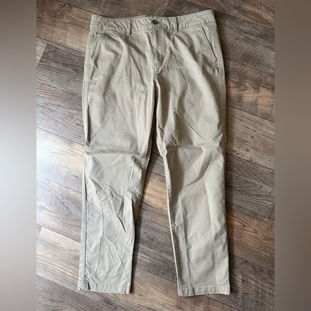 Eddie Bauer Women’s Beige Chino Pants. Size 10